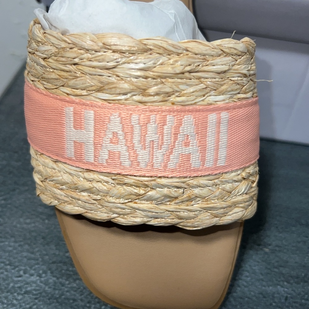 New in box ladies Bamboo brand destination Hawaii raffia slide sandals.